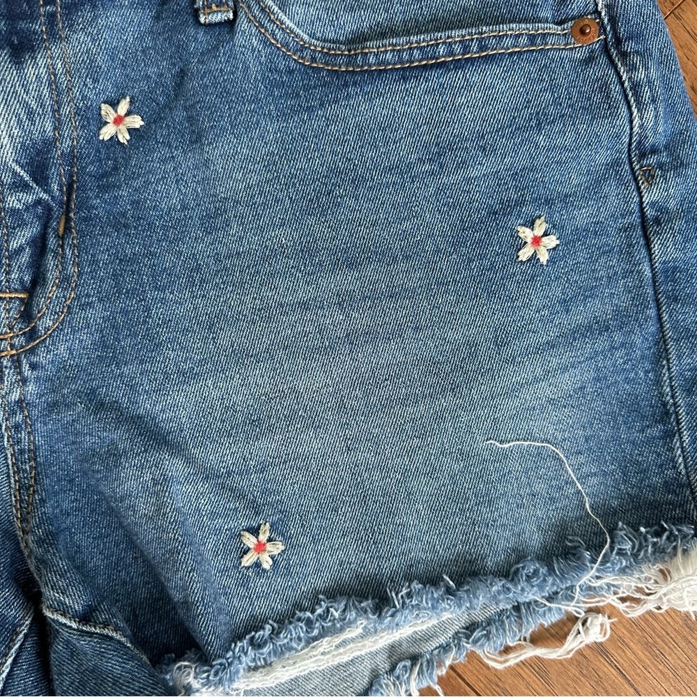NWOT GAP size 30 distressed raw hem floral embroidered Jean denim shorts - Picture 6 of 6